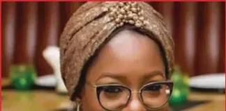 Ìyàwó gómìnà Kwara fèrín pẹ̀ẹ̀kẹ́ àwon akẹ́kọ̀ọ́